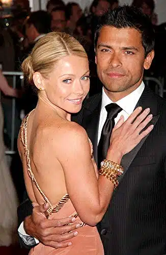 Posterazzi Poster Print Collection EVCYDKHKelly Ripa Mark Consuelos at Arrivals for The Poiret King of Fashion Metropolitan Museum